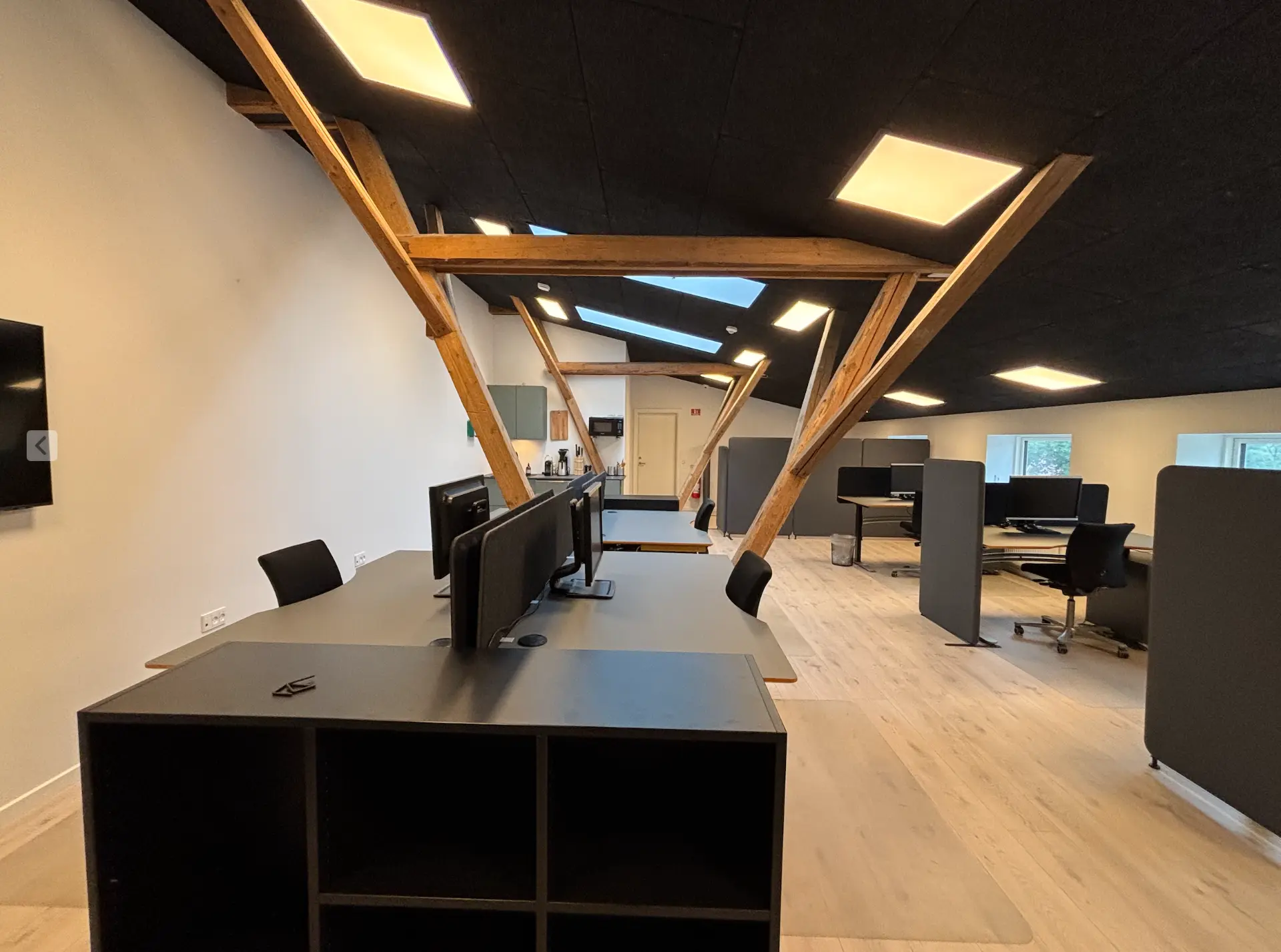 Lyst kontorlandskab hos Kontor Kompagniet i Nyrup
