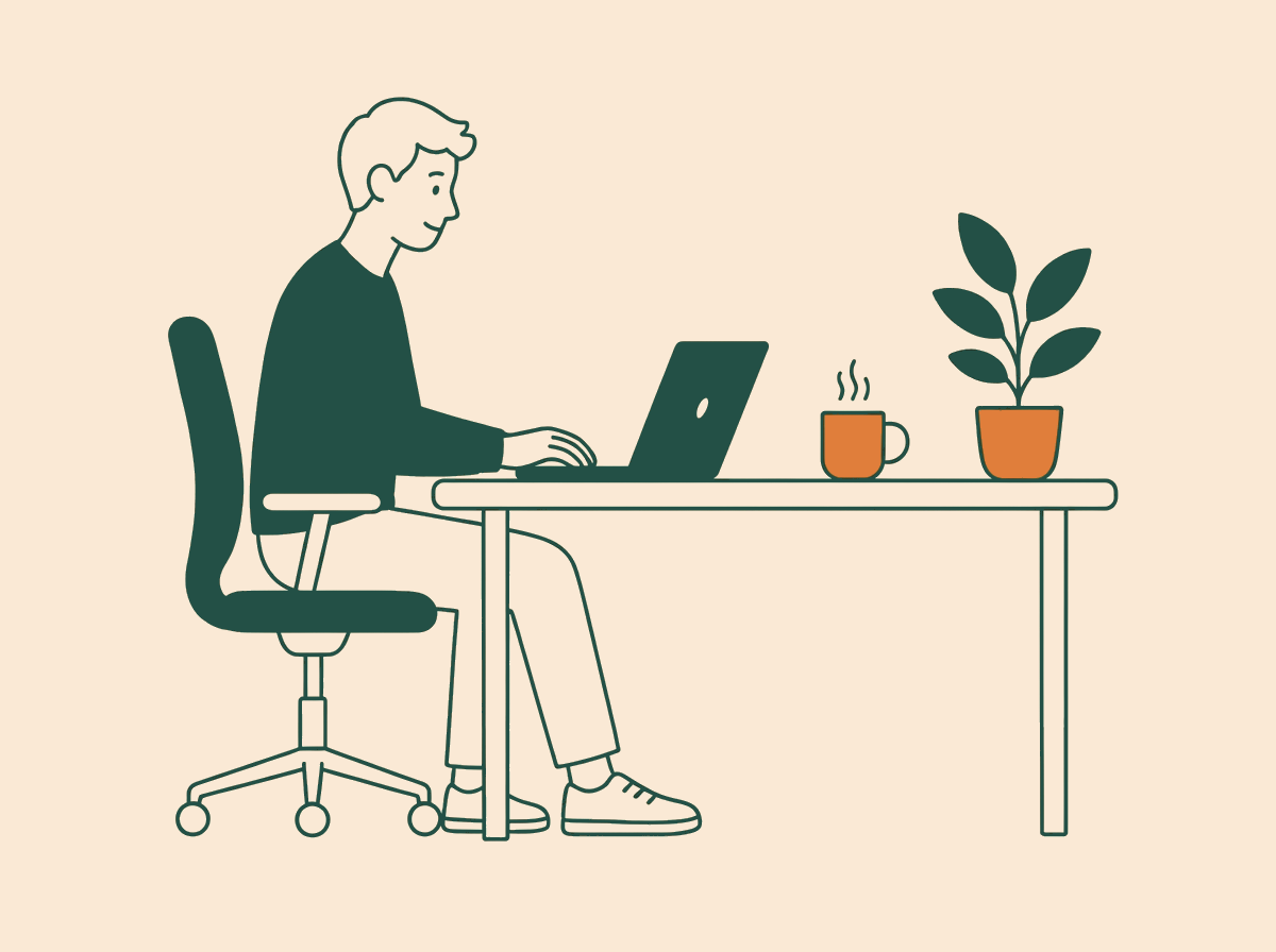 Person der arbejder ved et skrivebord med bærbar computer og kaffe